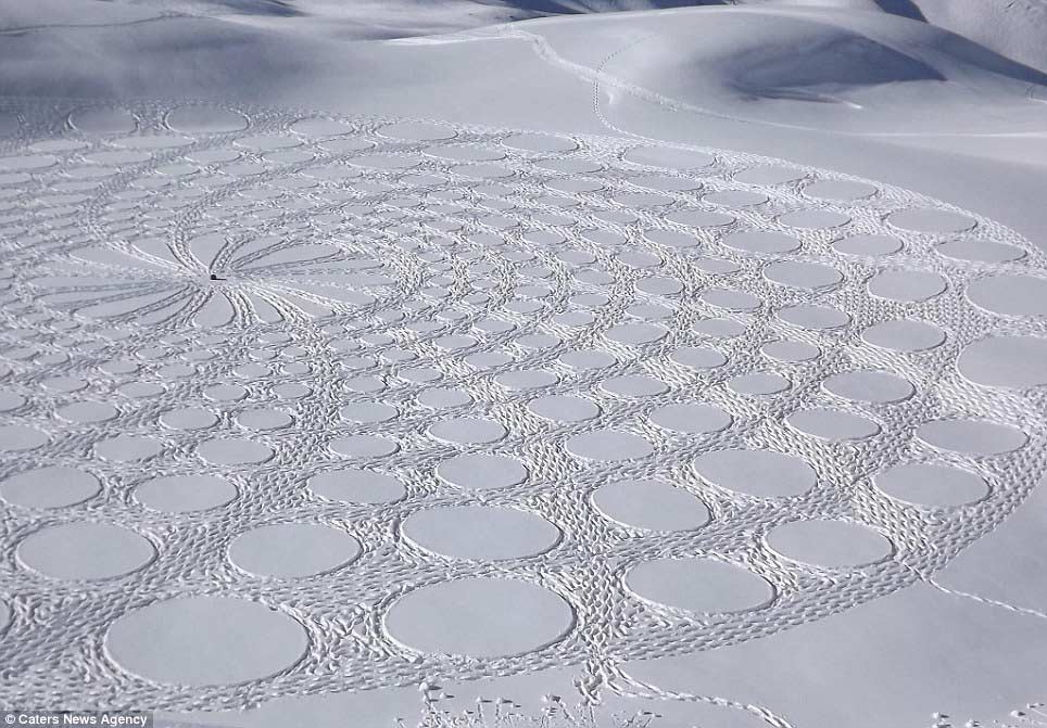 英國藝術家僅用指南針 在雪地上走出嘆為觀止作品