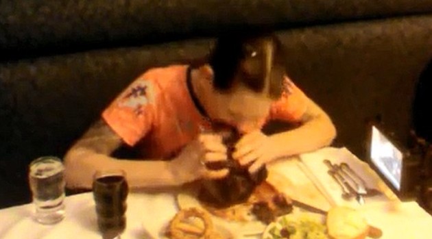 不足3分鐘狂吞4斤牛排！美國女大胃王刷新世界紀錄