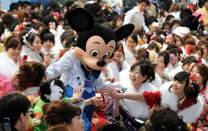 表演弓道、游迪斯尼 日本年輕人放假一天歡度成人節(jié)