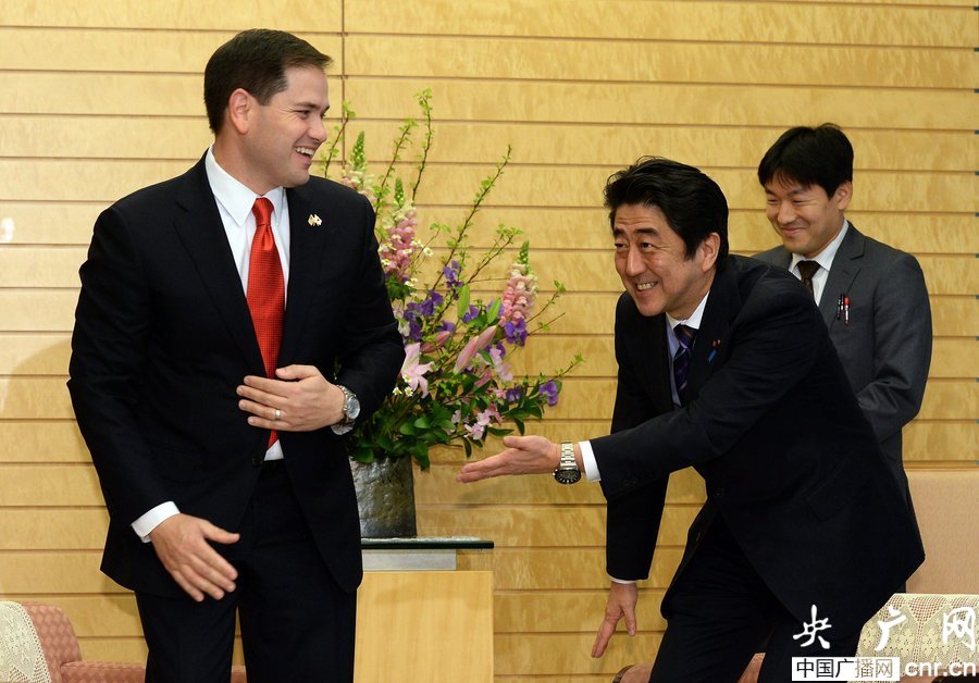 美參議員訪問日本 安倍“點(diǎn)頭哈腰”恭敬接待
