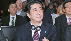 安倍突現(xiàn)樸槿惠演講現(xiàn)場(chǎng) 在最前排傾聽(tīng)但遭無(wú)視