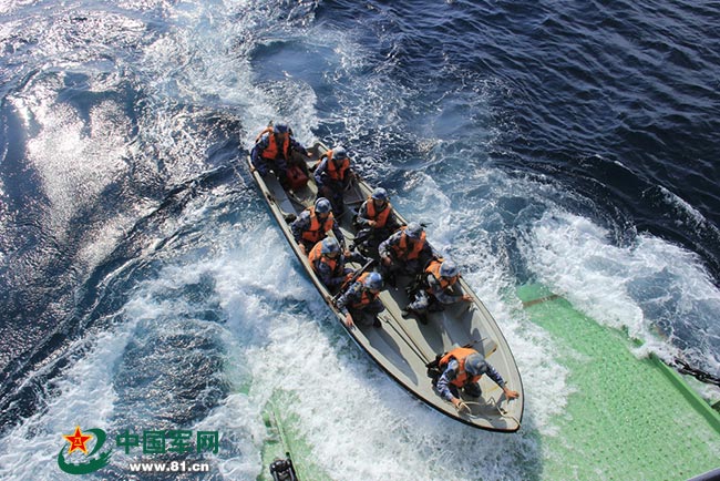 南海艦隊(duì)某登陸艦支隊(duì)在南海某海域展開(kāi)突擊登陸演練