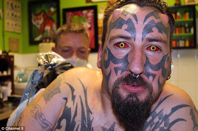 紅眼舌分叉植入犄角 英國(guó)男子斥巨資變身“魔鬼”