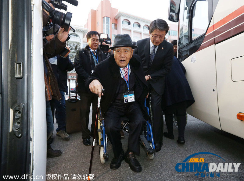 首輪朝韓離散家屬團(tuán)聚結(jié)束 老人追車表達(dá)不舍