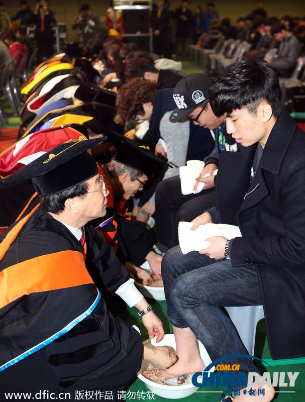韓國大學校長教授為學生集體洗腳表達關愛(圖)