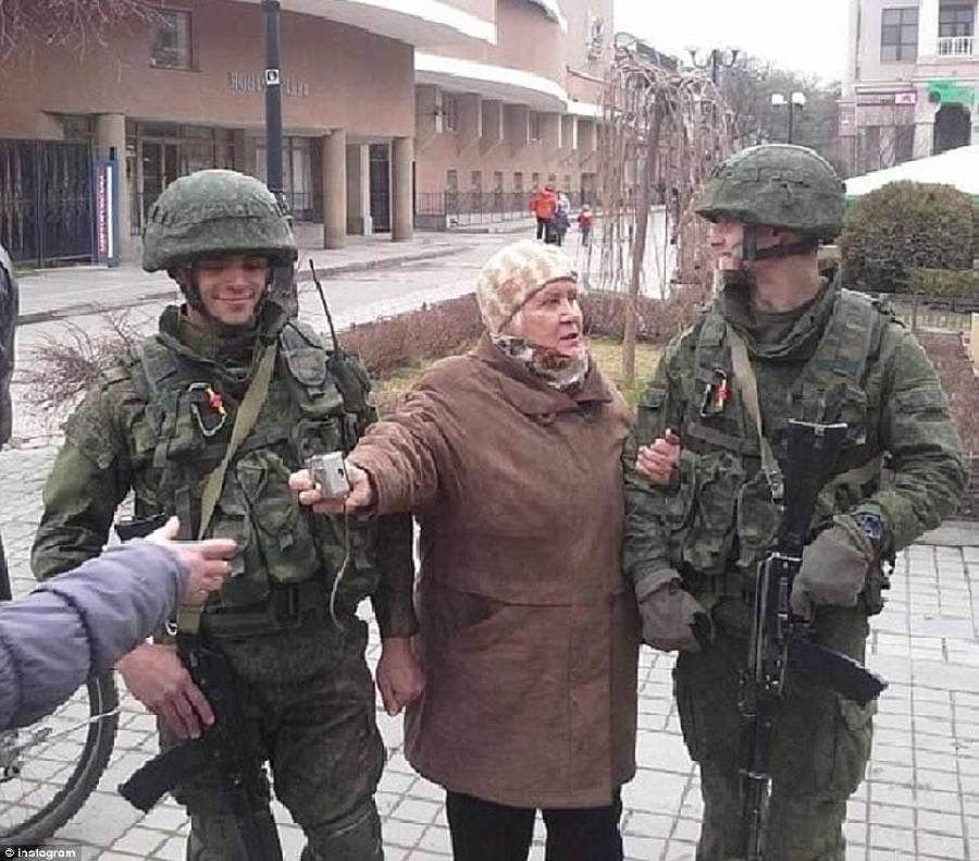 俄軍進駐克里米亞 民眾大玩自拍歡迎