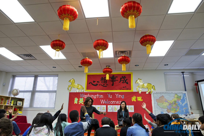 米歇爾參觀育英學(xué)校聽(tīng)學(xué)生講中國(guó)之行 為訪華做準(zhǔn)備