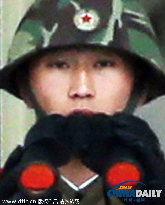 朝韓邊境板門店 朝鮮士兵舉望遠鏡向外張望