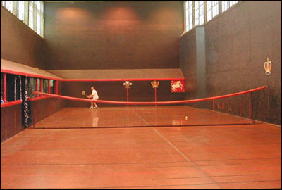 “real tennis”[室內(nèi)網(wǎng)球，又稱“純網(wǎng)球”，現(xiàn)幾乎被“l(fā)aw tennis”（草地網(wǎng)球）所取代]。