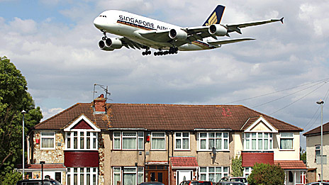 Report backs third runway for Heathrow 倫敦希思羅機(jī)場第三條跑道