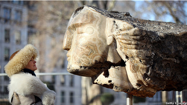 Stony-faced 面無(wú)表情的