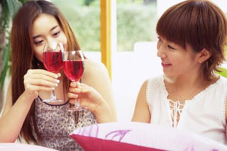 你知道喝酒碰杯的來(lái)歷嗎?