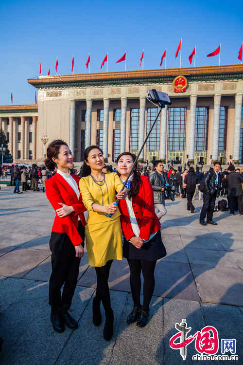 兩會上的女記者：我們“也是蠻拼的”（組圖）