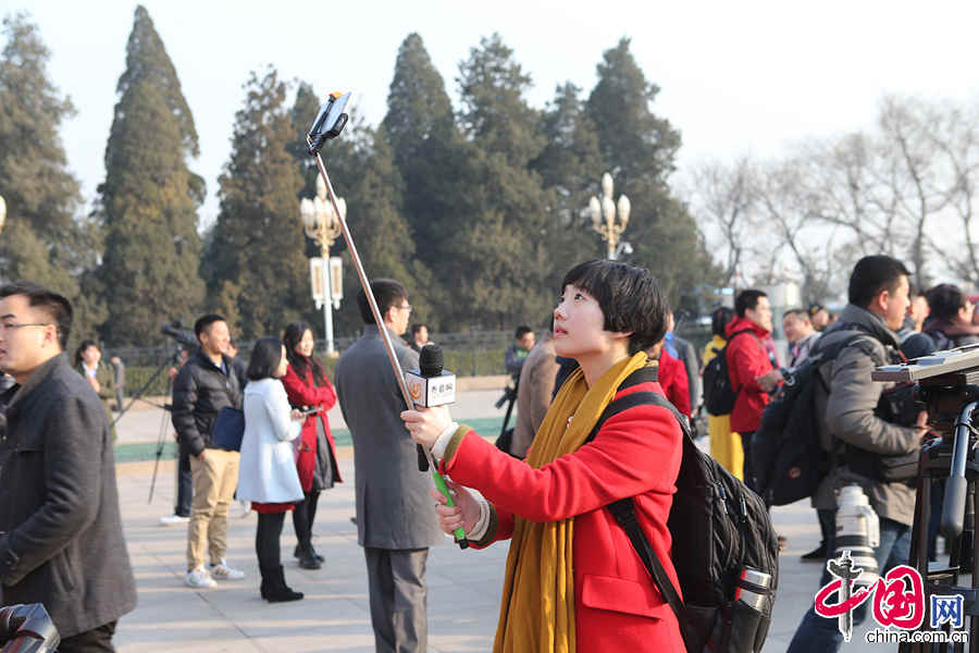 兩會上的女記者：我們“也是蠻拼的”（組圖）
