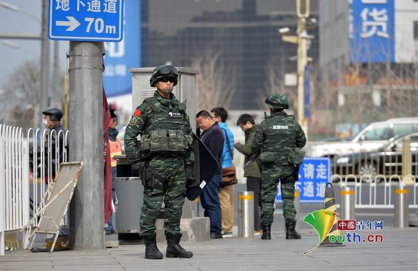 2015兩會首現武警雪豹突擊隊護航