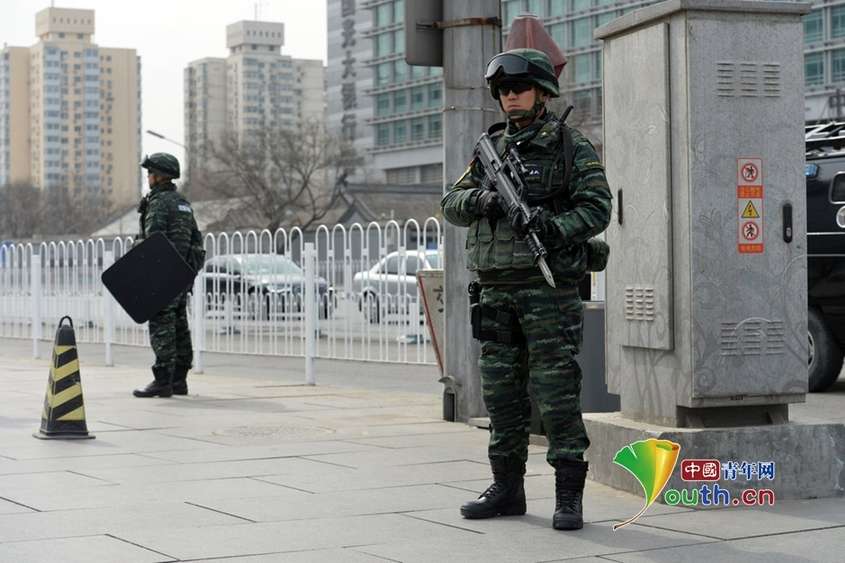 2015兩會首現武警雪豹突擊隊護航