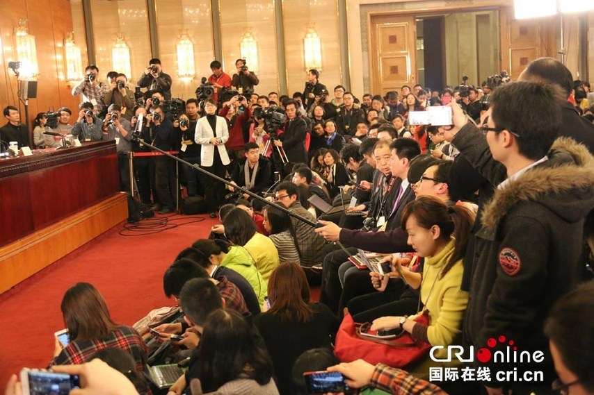 兩會新聞發布會 記者用“自拍神器”自拍