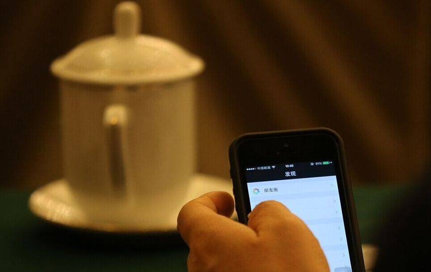 兩會花絮：攝影師捕捉代表們的手機