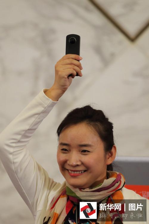 2016全國兩會 全景拍攝設(shè)備造型各異吸引眼球