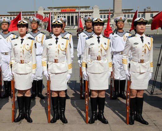 三軍“儀仗隊”首現女兵