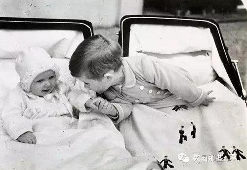 英國小王子和小公主首張官方合影發布（組圖）