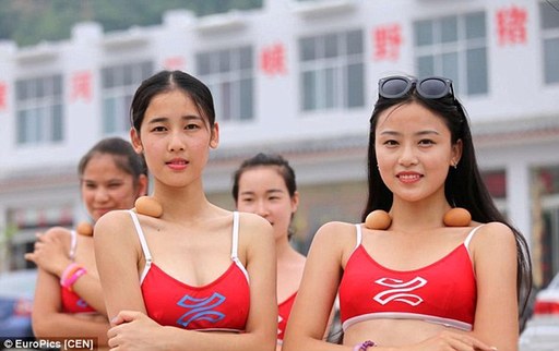 選美新玩法：鎖骨放雞蛋，反手摸肚臍
