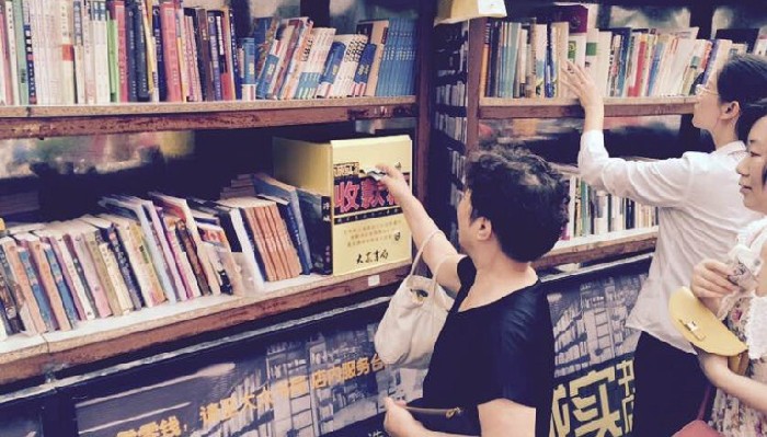 南京街頭現(xiàn)“誠(chéng)實(shí)書店”：無人收款、無人看管
