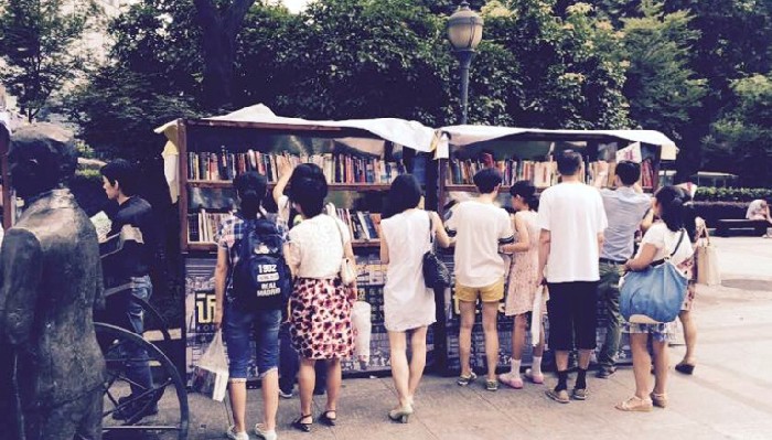 南京街頭現(xiàn)“誠(chéng)實(shí)書店”：無人收款、無人看管