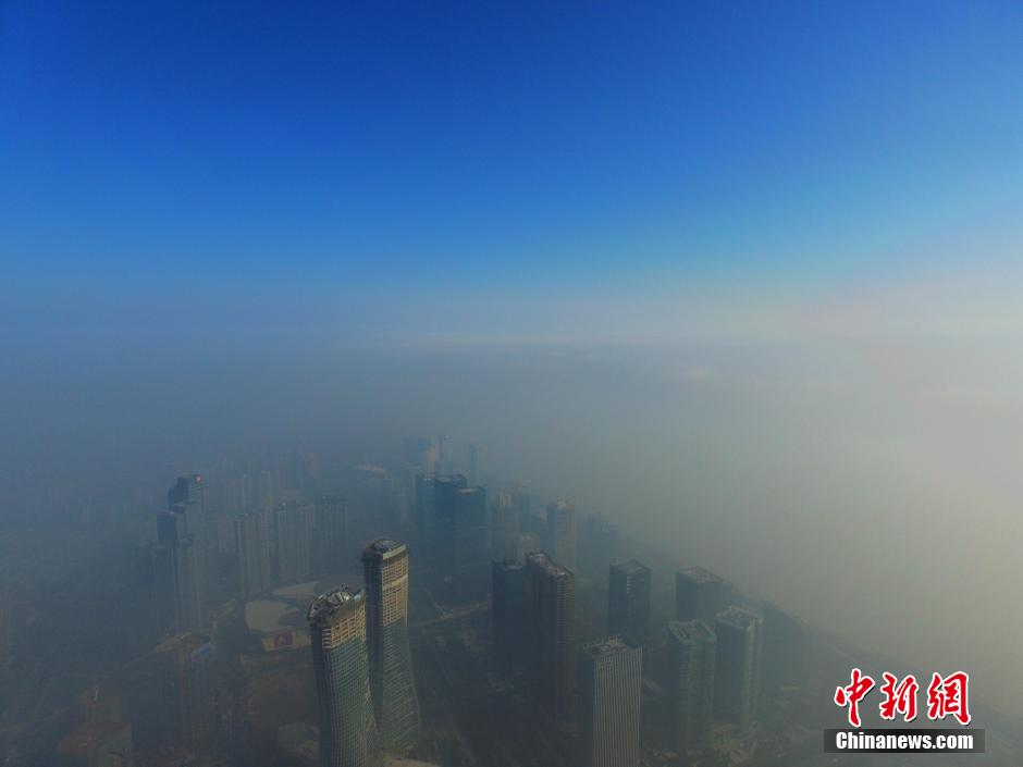航拍器下的杭州 霧霾之上見藍天