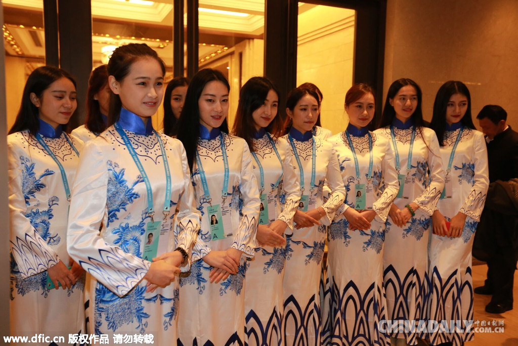 美女大學(xué)生穿青花瓷旗袍亮相互聯(lián)網(wǎng)大會(huì)