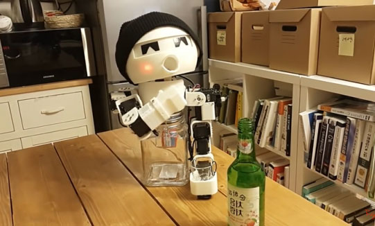 韓國陪酒機器人邀君共飲 會臉紅有酒量