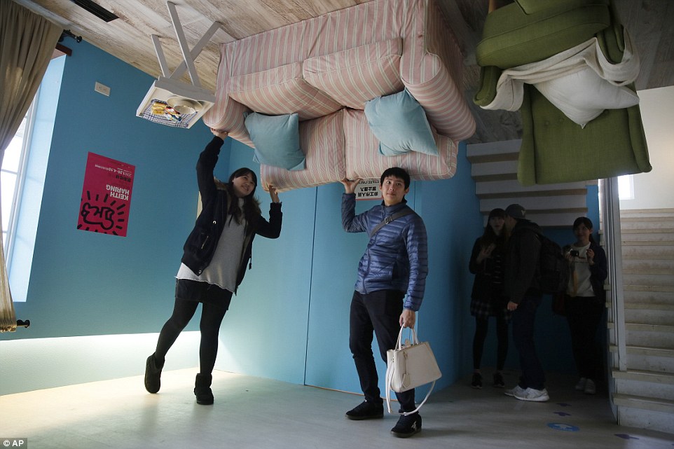 在天花板上跳舞：臺(tái)灣“倒立”房屋吸眼球