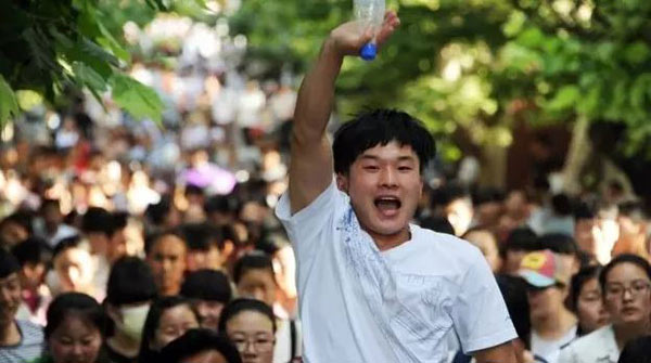 看看外媒報(bào)道中國(guó)高考的用詞，目測(cè)已被嚇壞