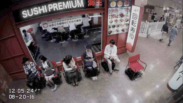 再也不用站到腳酸！日本智能椅子自動幫你排隊