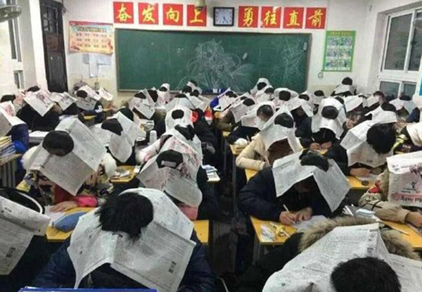 看你怎么作弊 監考老師出高招：頭頂報紙擋視線
