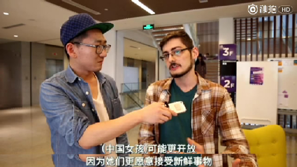 外國人街訪：和中國人談戀愛時，老外最“嫌棄”哪點