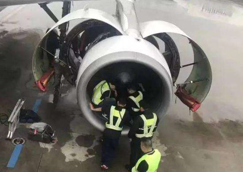 往飛機發動機里扔硬幣 這位老人的祈福方式連外媒都震驚了