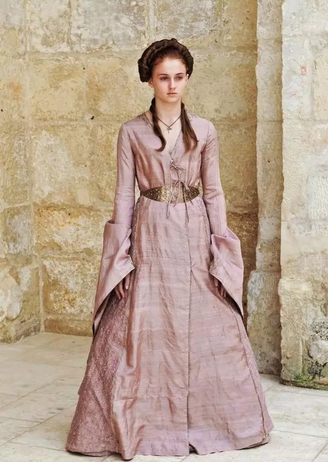 《權力的游戲》女主們的高定服裝燒到了時尚圈(組圖)