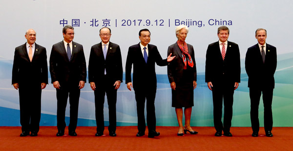 李克強(qiáng)同主要國際經(jīng)濟(jì)金融機(jī)構(gòu)負(fù)責(zé)人舉行“1+6”圓桌對話會