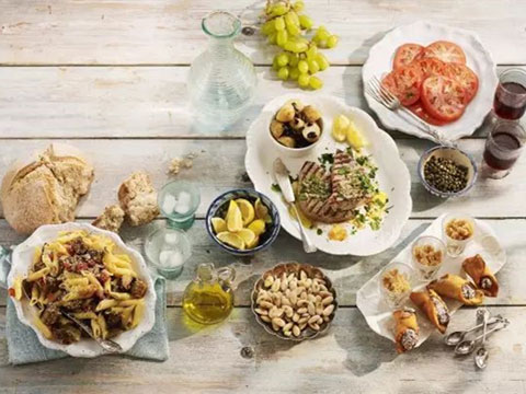 早餐吃晚了叫 brunch，那晚餐吃早了叫什么？