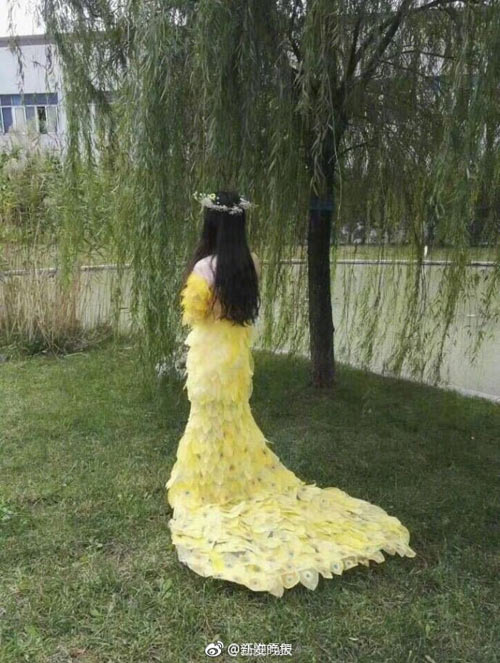 6000片樹葉做出美裙 原來他們是這么做到的！