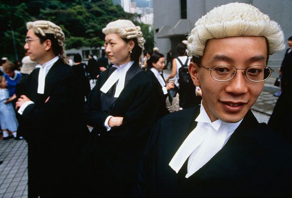 漲知識！英國法官和律師的白色假發(fā)原來大有來頭