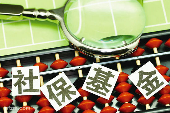 國務院發布劃轉部分國有資本充實社?；饘嵤┓桨?/></p>

<p>Ten percent of State-owned equity, including shares of State-owned enterprises and financial institutions, will be transferred to the National Council for Social Security Fund and smaller, local State-owned companies, the State Council, China's Cabinet, announced in a document on Saturday.<br/>
國務院18日發文表示，將把國有企業和金融機構國有股權的10%劃轉給社保基金和小型地方國有企業。</p>

<p>方案明確，按照試點先行、分級組織、穩步推進的原則完成劃轉工作。第一步，2017年選擇部分中央企業和部分省份開展試點（pilot programs in selected SOEs and provinces）。中央企業包括國務院國資委監管的中央管理企業3至5家、中央金融機構2家。第二步，在總結試點經驗的基礎上，2018年及以后，分批劃轉其他符合條件的中央管理企業、中央行政事業單位所辦企業以及中央金融機構的國有股權（the program will be further expanded to other SOEs and financial institutions in 2018），盡快完成劃轉工作。</p>

<p>劃轉范圍方面，方案將中央和地方國有及國有控股大中型企業（large and medium-sized central and local SOEs）、金融機構（financial institutions）納入劃轉范圍。公益類企業（enterprises of public interest）、文化企業（cultural enterprises）、政策性和開發性金融機構（policy and development related financial institutions）以及國務院另有規定的除外。</p>

<p>劃轉比例上，以彌補企業職工基本養老保險制度轉軌時期因企業職工享受視同繳費年限政策形成的企業職工基本養老保險基金缺口（to make up for possible shortfalls in the nation's pension provisions）為基本目標，劃轉比例統一為企業國有股權的10%（10% of State-owned equity）。</p>

<p>承接主體方面，方案指出，劃轉的國有股權是基本養老保險基金的重要組成部分。劃轉的中央企業國有股權，由國務院委托社保基金會負責集中持有，單獨核算，接受考核和監督。條件成熟時，經批準，社保基金會可組建養老金管理公司，獨立運營劃轉的中央企業國有股權（the National Council for Social Security Fund can set up a pension fund management company to independently operate the transferred assets）。</p>

<p>【相關詞匯】</p>

<p>社保基金 social security funds</p>

<p>養老保險 pension insurance</p>

<p>養老金缺口 shortfalls in pension provisions</p>

<p>延遲退休 delay/postpone retirement</p>

<p>（中國日報網英語點津 馬文英）</p>
</div>
<!--/enpcontent-->
<div   id=