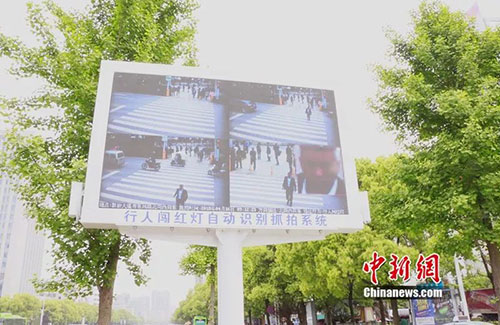 闖紅燈就被噴水霧 這款神器能治好中國式過馬路嗎？