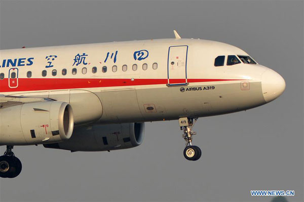 高空玻璃破碎! 川航完成“史詩(shī)級(jí)”備降 網(wǎng)友怒贊
