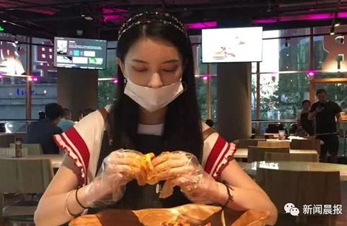 還有這種操作！上海餐廳推出代剝小龍蝦服務(wù)，你怎么看？