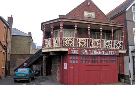 Mini theatre auctioned <BR>英'拇指'劇院被拍賣(圖)