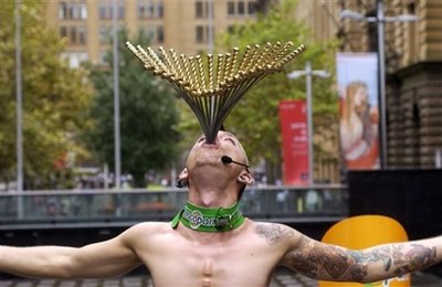 Man swallows 18 swords <BR>男子吞18劍破紀錄