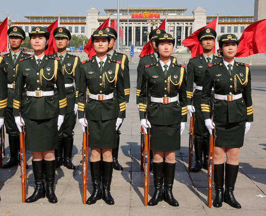 三軍“儀仗隊”首現(xiàn)女兵