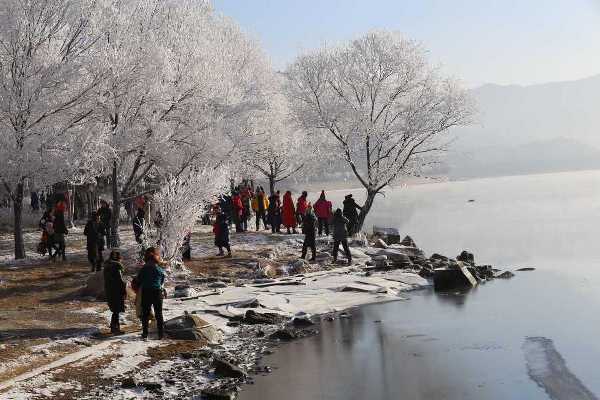 Tourists flock to a spectacular sight in Jilin